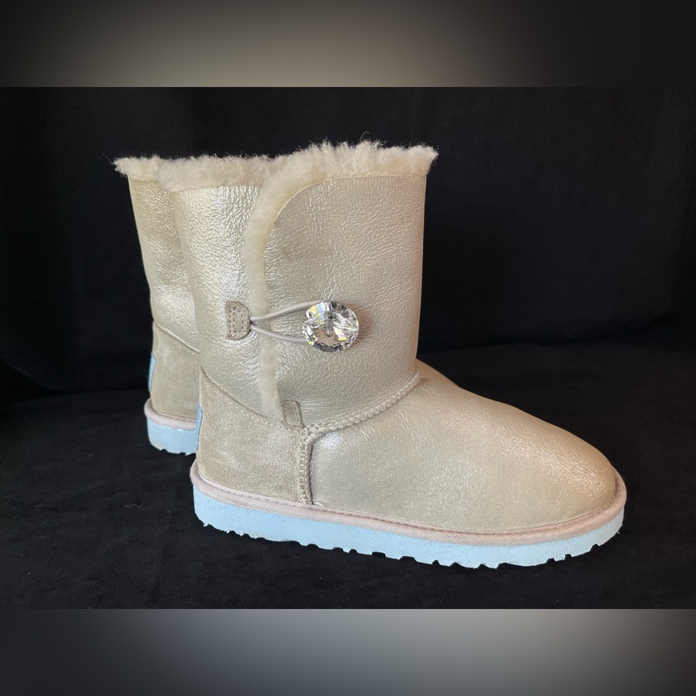 UGG DISNEY FROZEN ARENDELLE BAILEY BOOTS - Picture 3 of 11